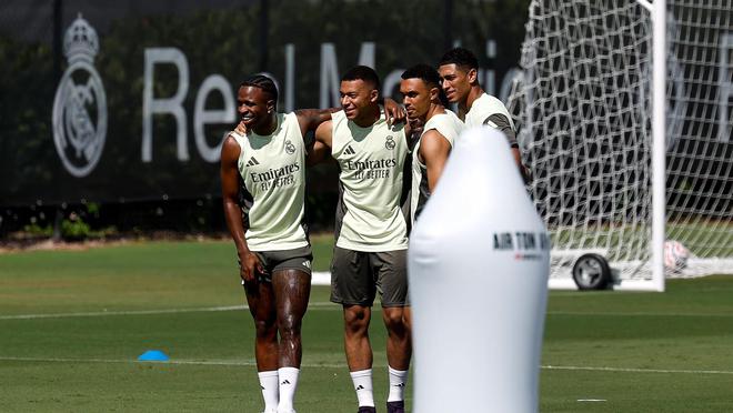 麥巴比做緊輕度訓練，目標係小組賽第三輪復出