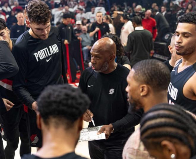 震撼NBA！開拓者主帥被捕、球員被勒令離隊——球隊陷入全面動盪