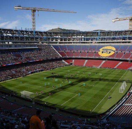 巴塞隆拿迎來 126 周年紀念日：巨型馬賽克拼圖點亮諾坎普