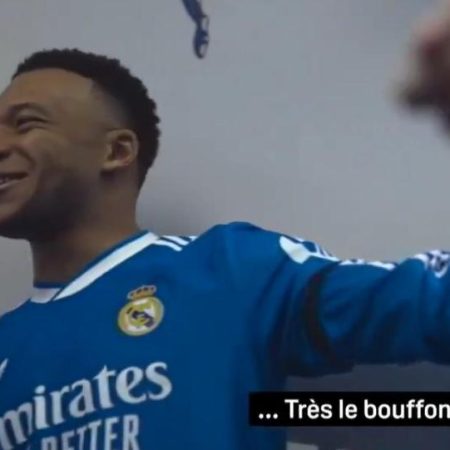 姆巴佩向裁判討要越位解釋卻遭無視，怒斥「小丑」引發熱議