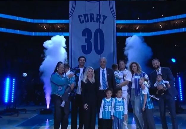 黃蜂榮耀時刻：戴爾・庫里30號球衣退役，全家見證傳奇落幕與傳承