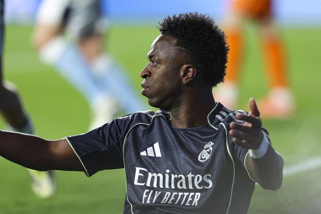 炫技失敗引全場哄笑！維尼修斯彩虹過人翻車