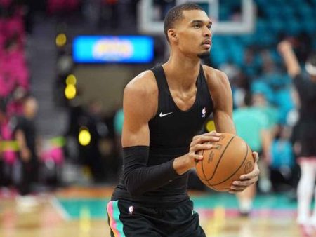 文班亞馬傷情重大進展：隨隊出征波特蘭，腦震盪復出時間與風險